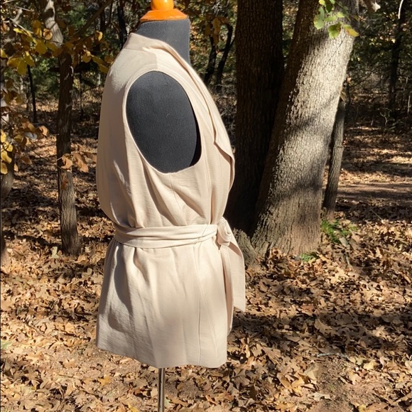 Vince Camino Sleeveless Vest - Picture 5 of 7